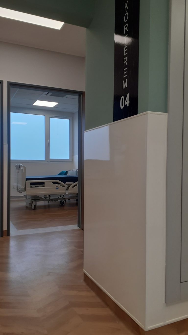 Exkluzív, fényes felületű FRP lapok a Nyíregyházi Jósa András Kórház hotelszárnyában